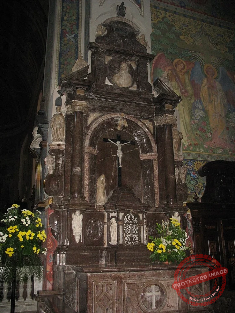 Altar of the Crucifixion Transept (cross aisle)