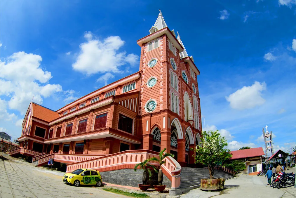 Architecture-of-Fatima-Binh-Trieu-Church,-Vietnam