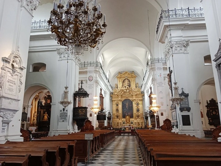 Basilica of the Holy Cross, Warszawa, Poland Altars and chapels