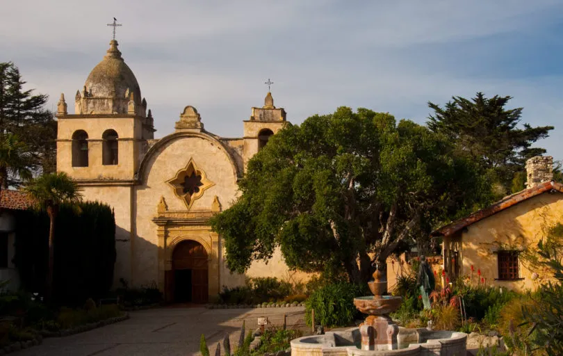 San-Carlos-Borromeo-de-Carmelo-Mission-Basilica-810x512